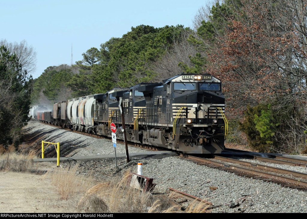 NS 4142 leads train 350 eastbound